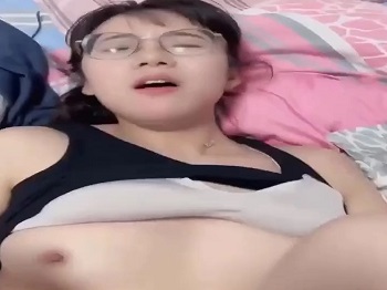 Em kính cận cực xinh bị đè ra địt phê lòi